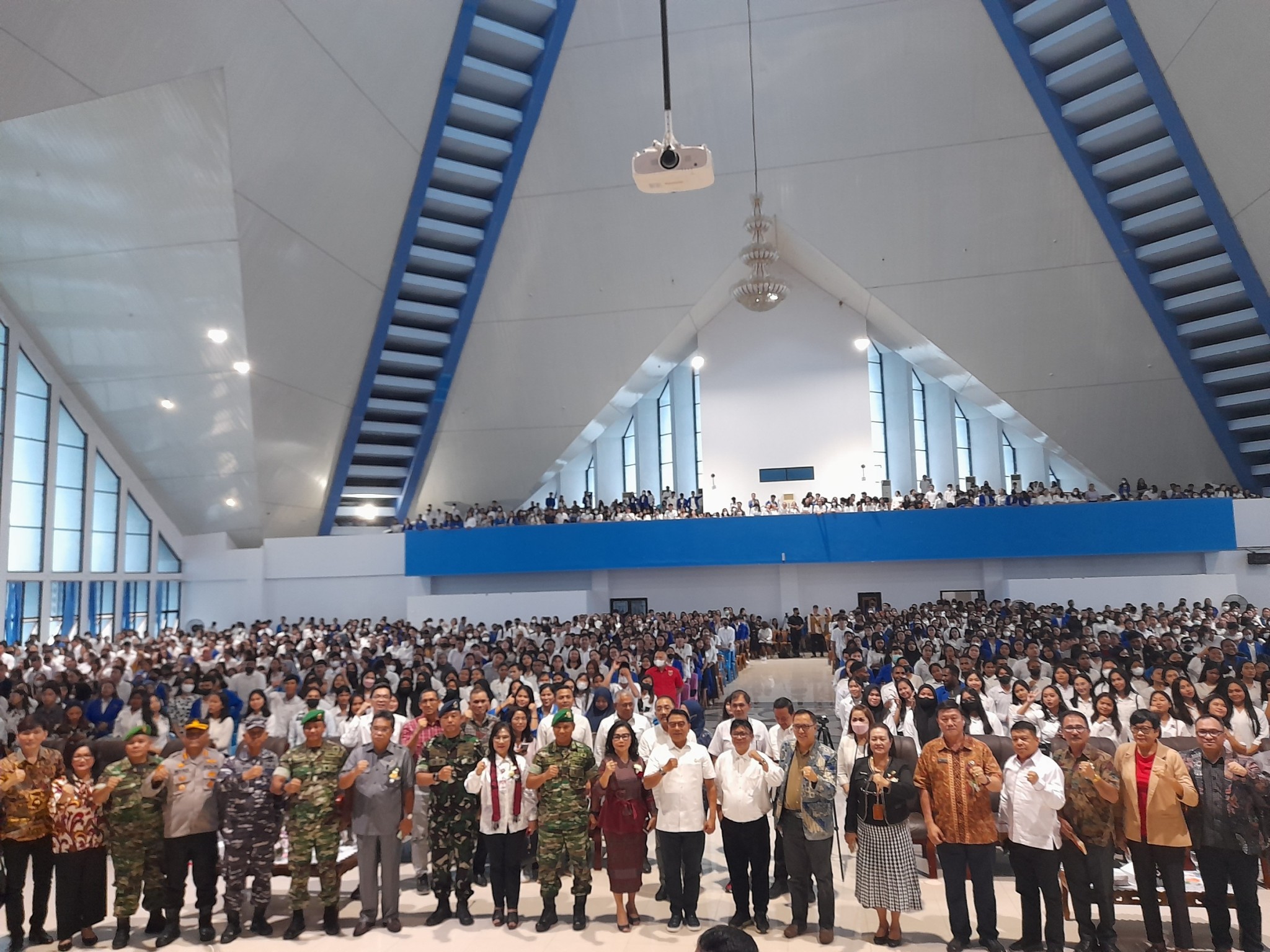 Kunjungi dan Beri Kuliah Umum di Unima, Kepala Staf Kepresidenan RI Moeldoko Nyanyi Bareng Mahasiswa