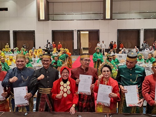 Sepakat Atasi Masalah Sosial, Mensos Tri Rismaharini & Prof Katuuk Langsung Teken MoU
