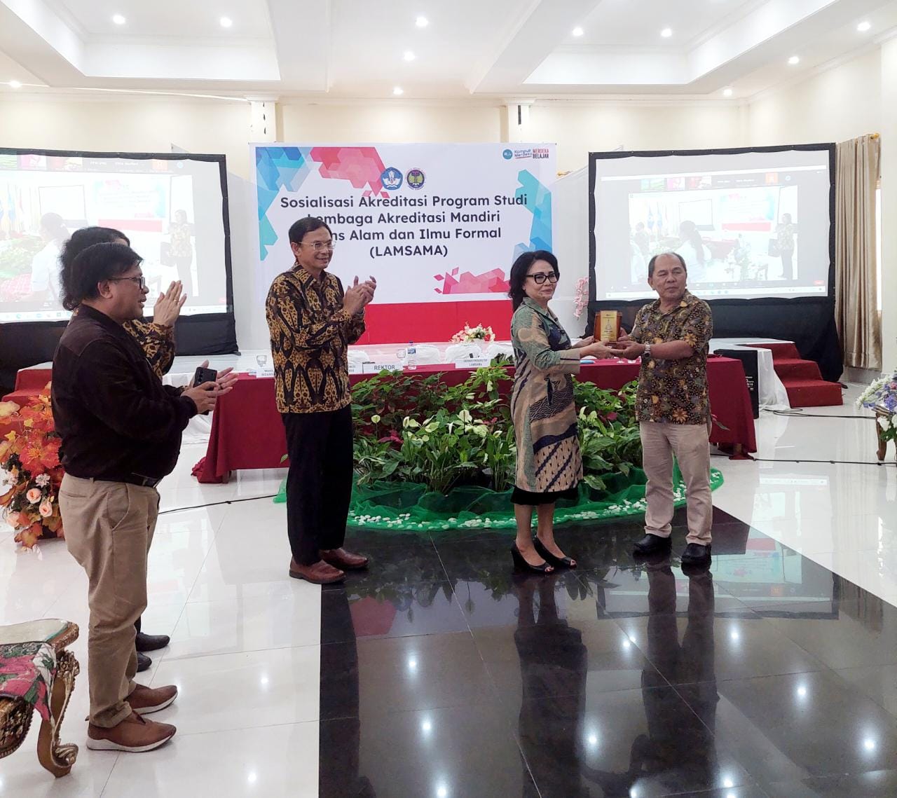 Rektor Unima Terima Penganugerahan Tokoh Pendidikan Indonesia