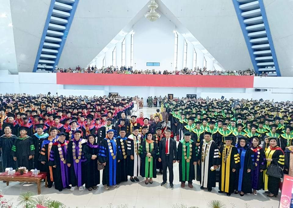 Diakhir Masa Jabatannya, Rektor Unima Prof Dr Deitje Adolfien Katuuk MPd Luluskan 925 Wisudawan